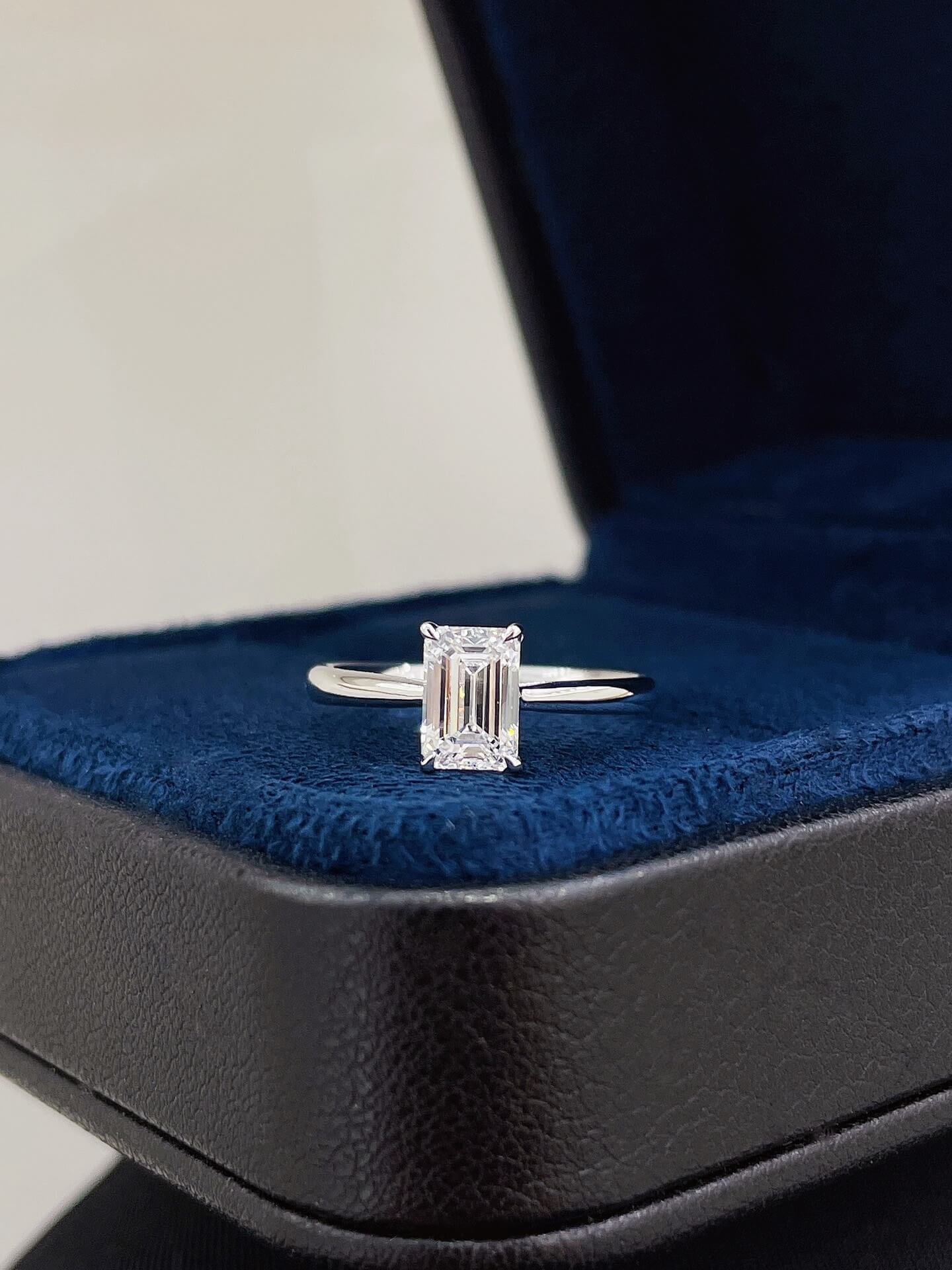 Verlobungsring mit smaragdgeschliffenem, im Labor gezüchtetem Diamanten