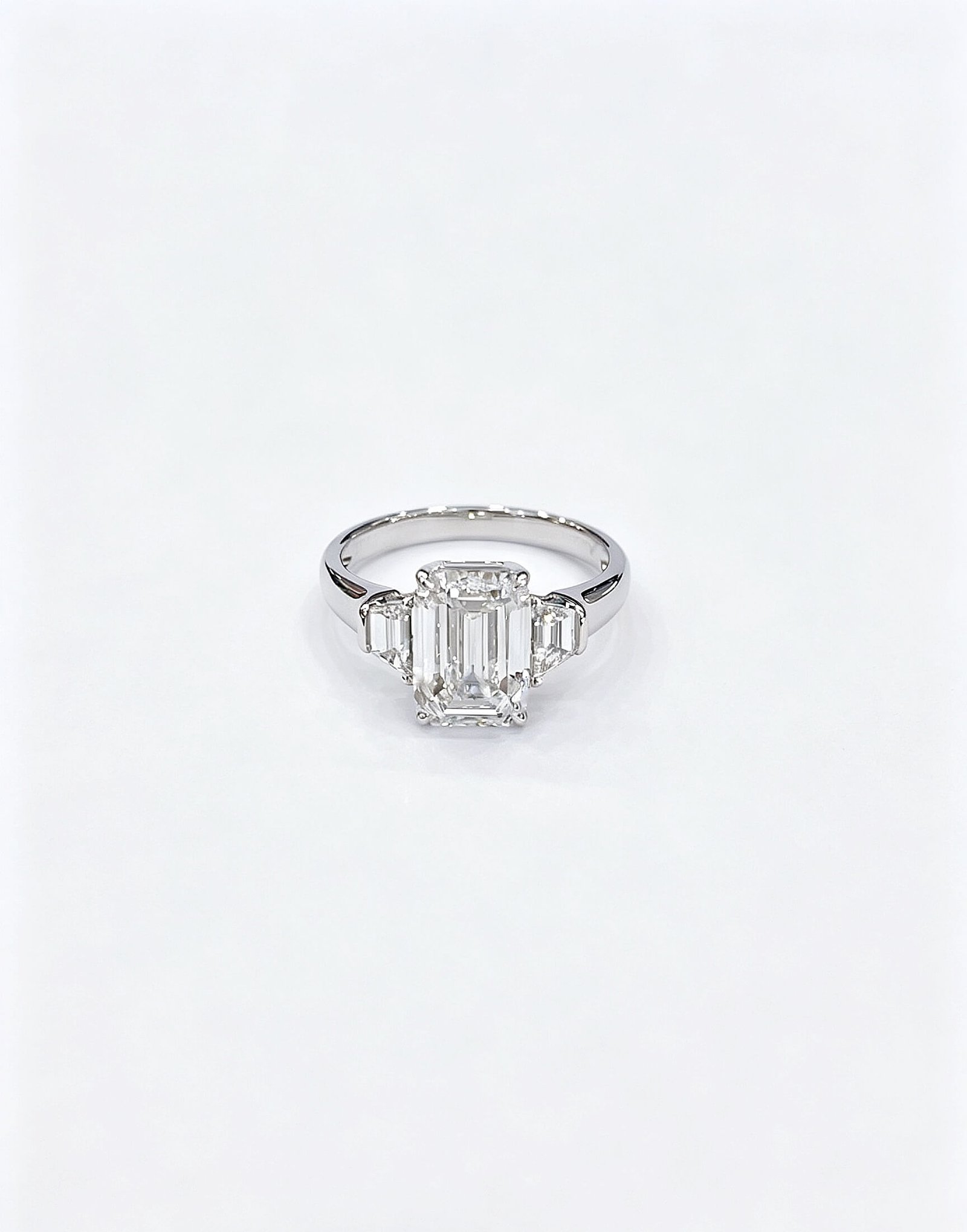 Smaragdgeslepen, in het laboratorium gekweekte diamanten verlovingsring met drie stenen Smaragdgeslepen, in het laboratorium gekweekte diamanten verlovingsring met drie stenen