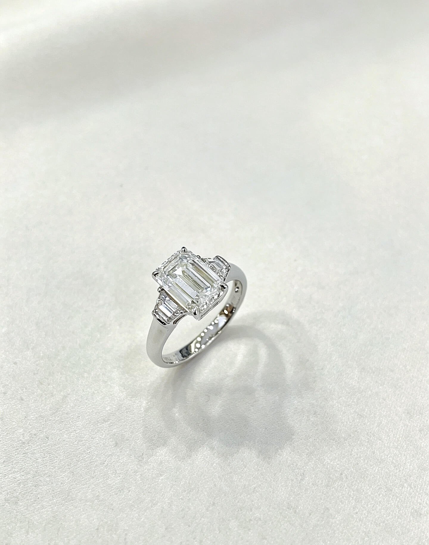 Smaragdgeslepen, in het laboratorium gekweekte diamanten verlovingsring met drie stenen Smaragdgeslepen, in het laboratorium gekweekte diamanten verlovingsring met drie stenen