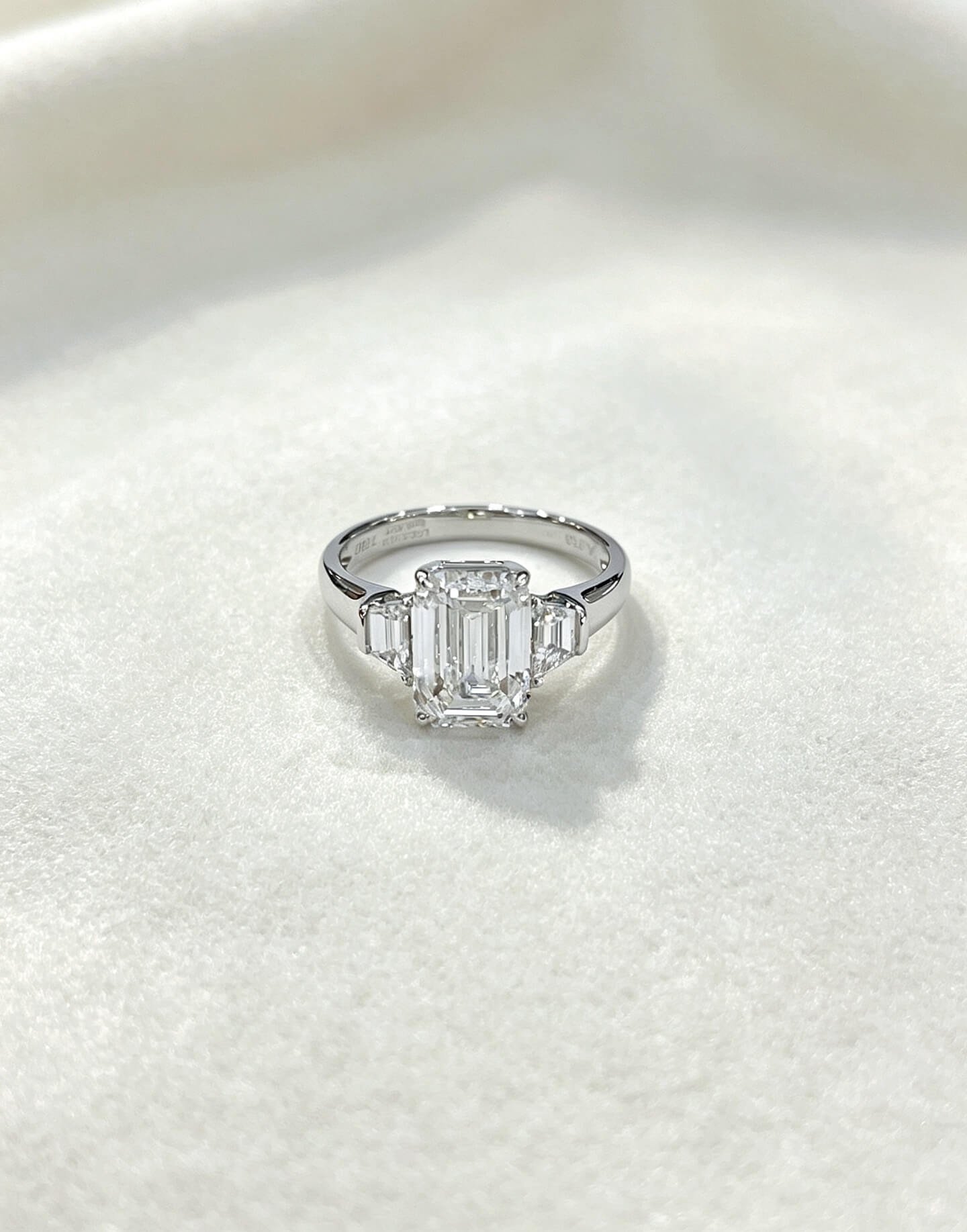 Smaragdgeslepen, in het laboratorium gekweekte diamanten verlovingsring met drie stenen Smaragdgeslepen, in het laboratorium gekweekte diamanten verlovingsring met drie stenen