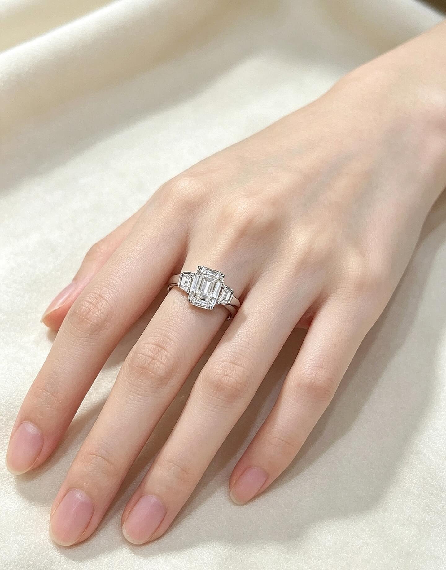 Smaragdgeslepen, in het laboratorium gekweekte diamanten verlovingsring met drie stenen Smaragdgeslepen, in het laboratorium gekweekte diamanten verlovingsring met drie stenen