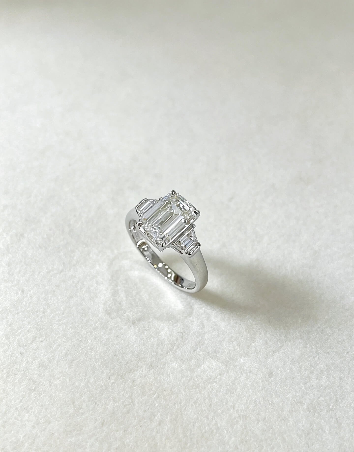 Smaragdgeslepen, in het laboratorium gekweekte diamanten verlovingsring met drie stenen Smaragdgeslepen, in het laboratorium gekweekte diamanten verlovingsring met drie stenen