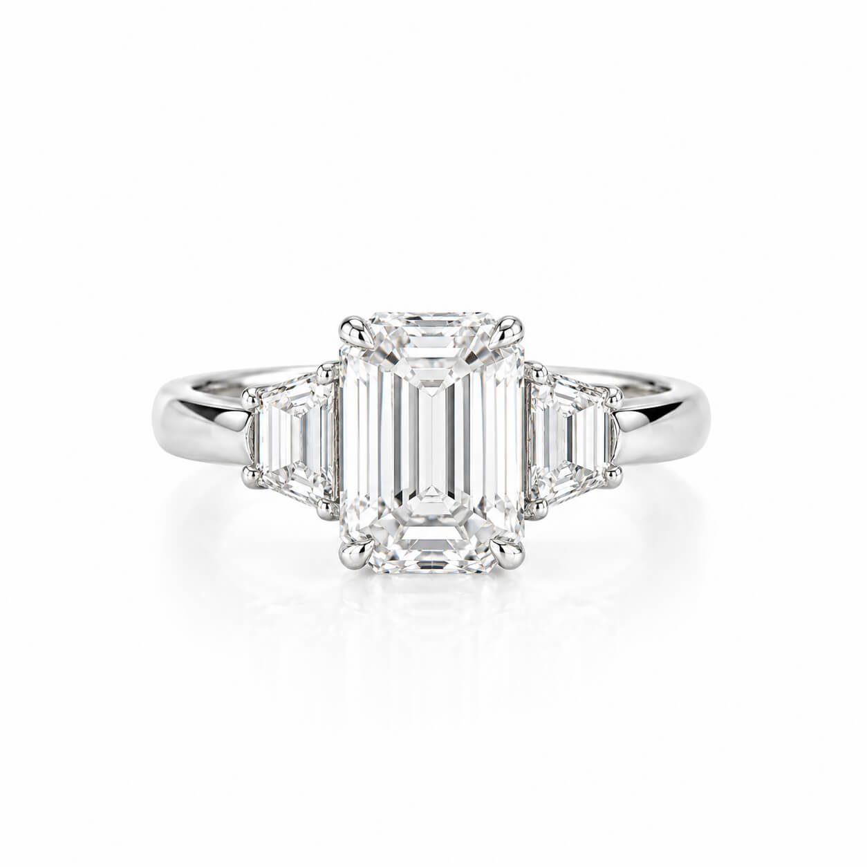 Verlobungsring mit drei Steinen und smaragdgeschliffenem, im Labor gezüchtetem Diamanten Verlobungsring mit drei Steinen und smaragdgeschliffenem, im Labor gezüchtetem Diamanten