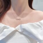 Collana con pendente a forma di otto in diamante sintetico
