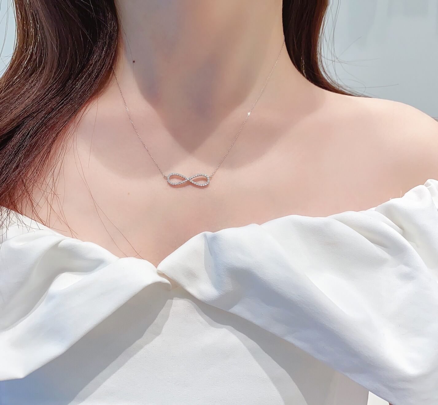 Collana con pendente a forma di otto in diamante sintetico