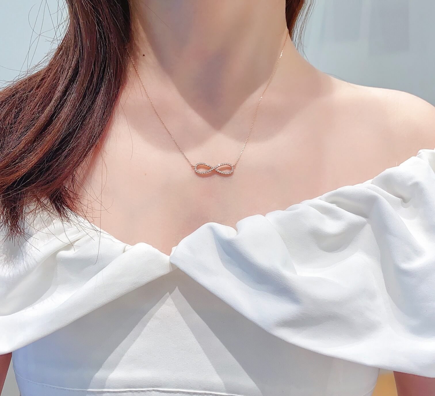 Collana con pendente a forma di otto in diamante sintetico