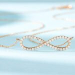 Collana con pendente a forma di otto in diamante sintetico