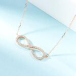 Collana con pendente a forma di otto in diamante sintetico