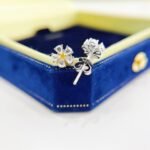 Brincos de pino com design de flor, diamante amarelo cultivado em laboratório com lapidação redonda e design de flor.