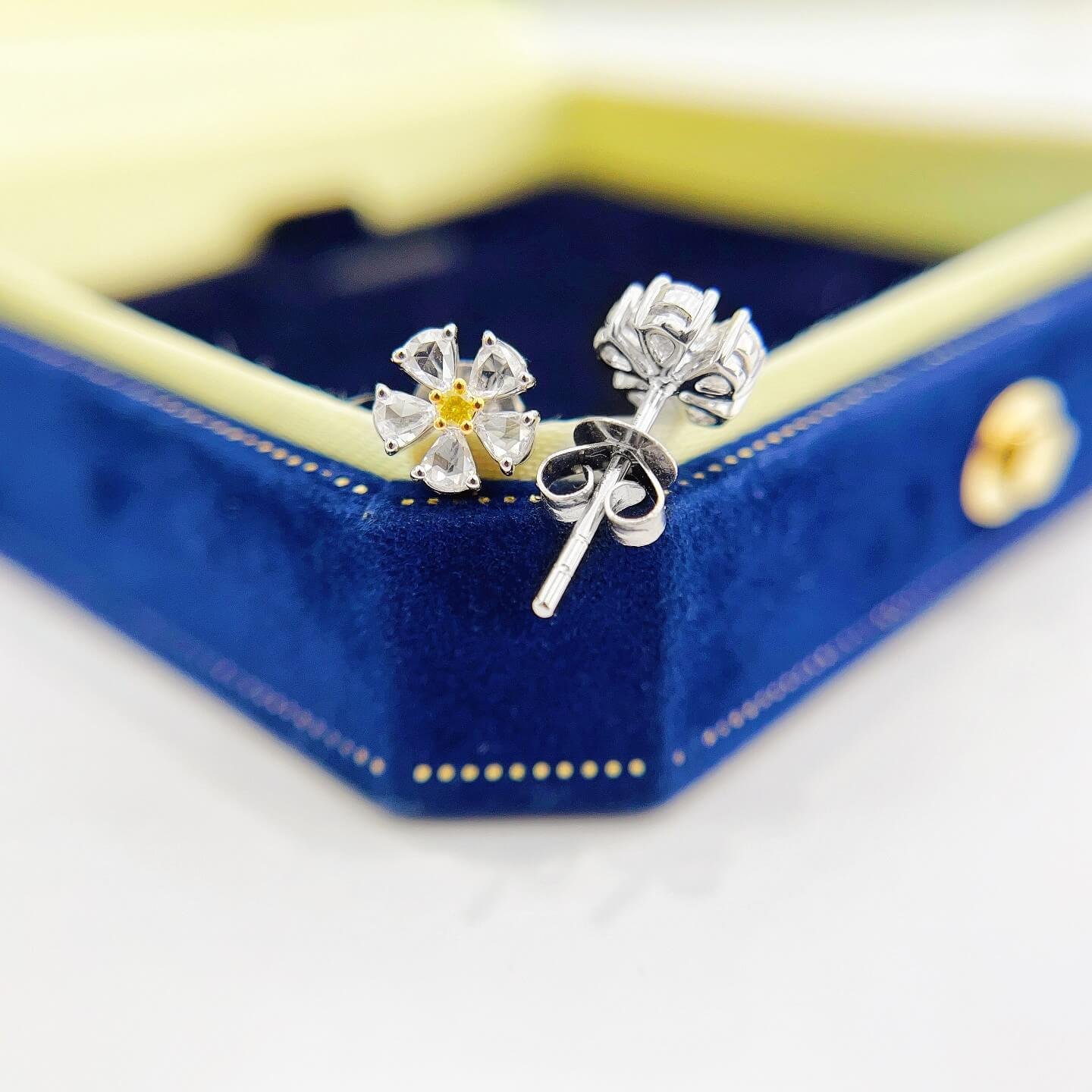 Brincos de pino com design de flor, diamante amarelo cultivado em laboratório com lapidação redonda e design de flor.