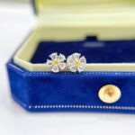 Brincos de pino com design de flor, diamante amarelo cultivado em laboratório com lapidação redonda e design de flor.