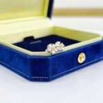 Brincos de pino com design de flor, diamante amarelo cultivado em laboratório com lapidação redonda e design de flor.