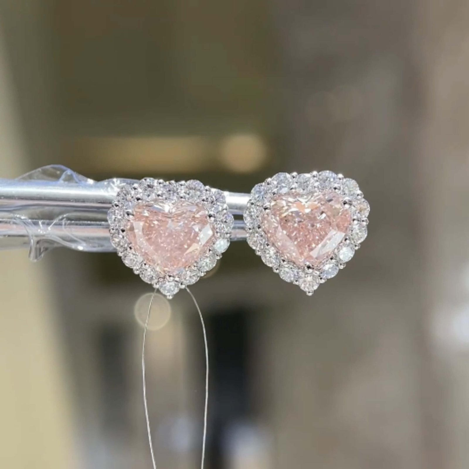 Orecchini a lobo con diamanti sintetici a taglio cuore e montatura a pavé.