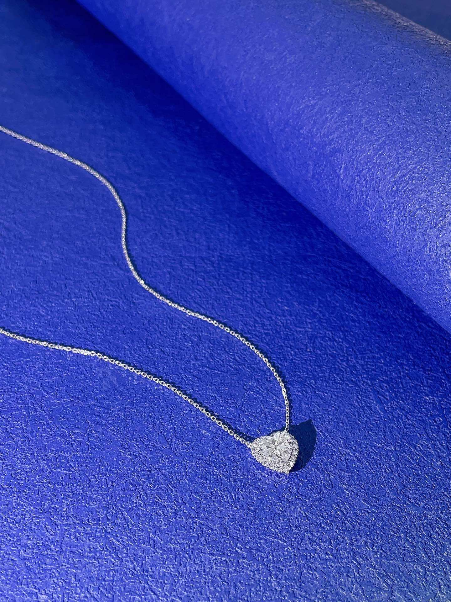 Kalung berlian lab potongan hati dengan pengaturan halo. Kalung berlian lab potongan hati dengan pengaturan halo.