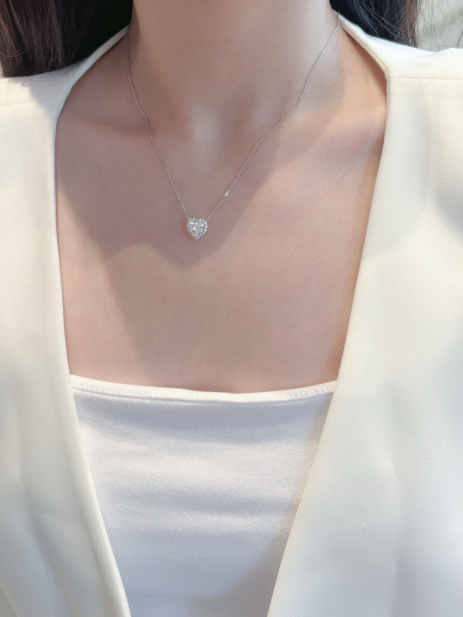 Kalung berlian lab potongan hati dengan pengaturan halo. Kalung berlian lab potongan hati dengan pengaturan halo.