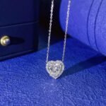 Halskette mit herzförmigem, im Labor gezüchtetem Diamanten im Halo-Fassung