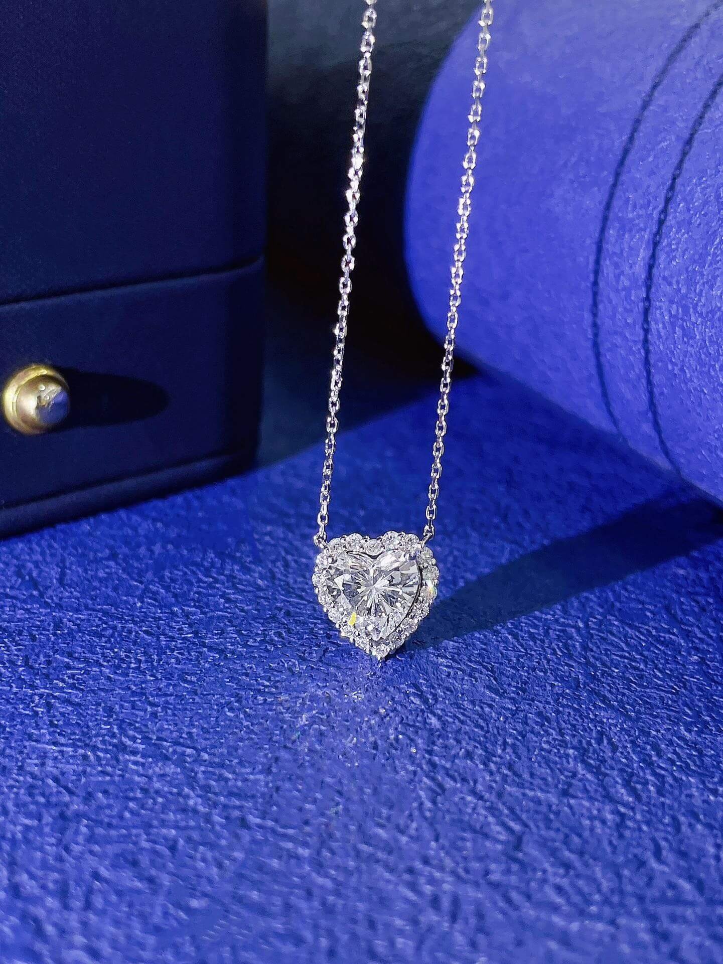 Kalung berlian lab potongan hati dengan pengaturan halo. Kalung berlian lab potongan hati dengan pengaturan halo.