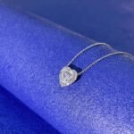 Halskette mit herzförmigem, im Labor gezüchtetem Diamanten im Halo-Fassung