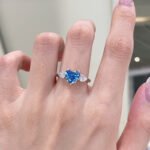 Anel de noivado com três diamantes azuis cultivados em laboratório em formato de coração
