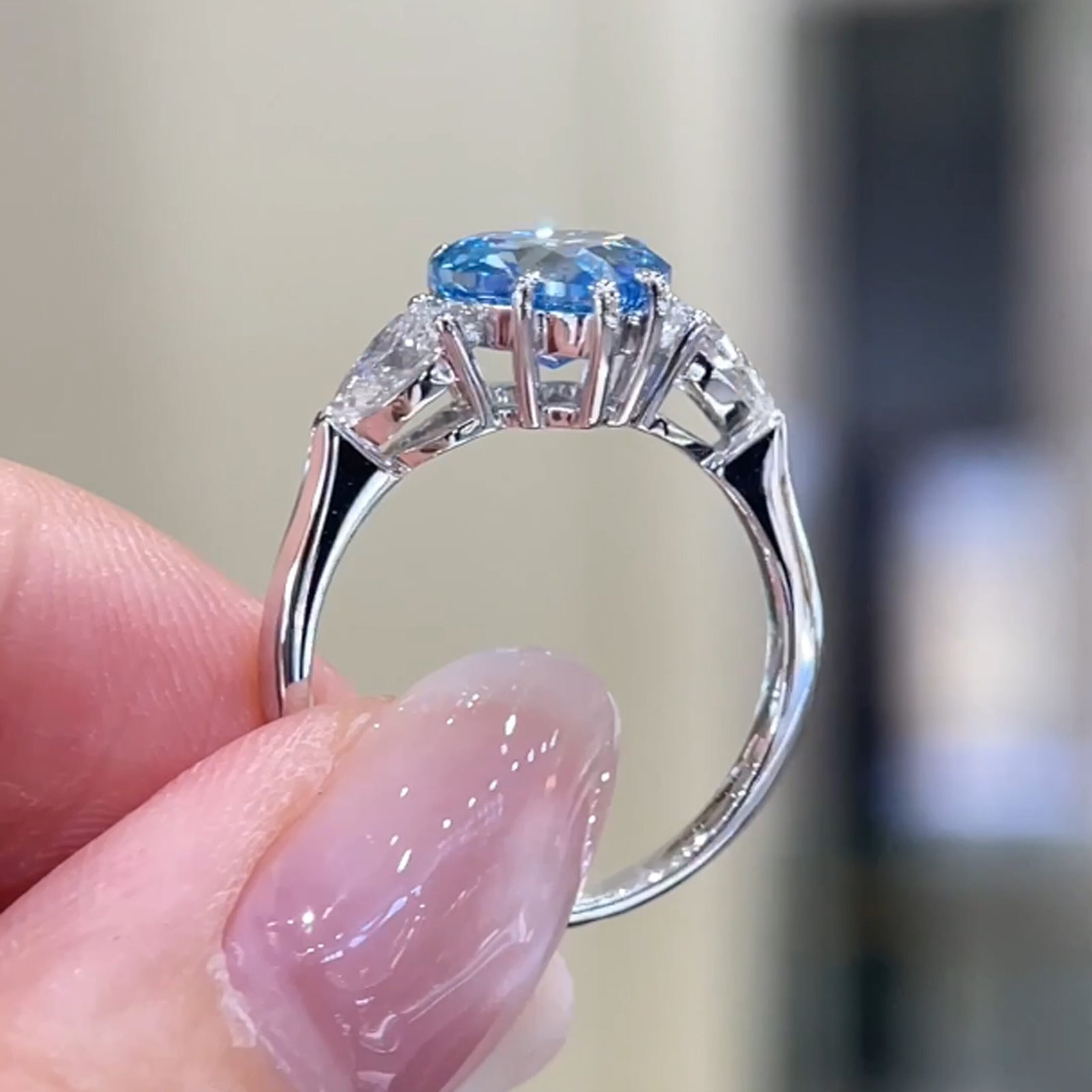 Hartvormige, in het laboratorium gekweekte blauwe diamanten verlovingsring met drie stenen