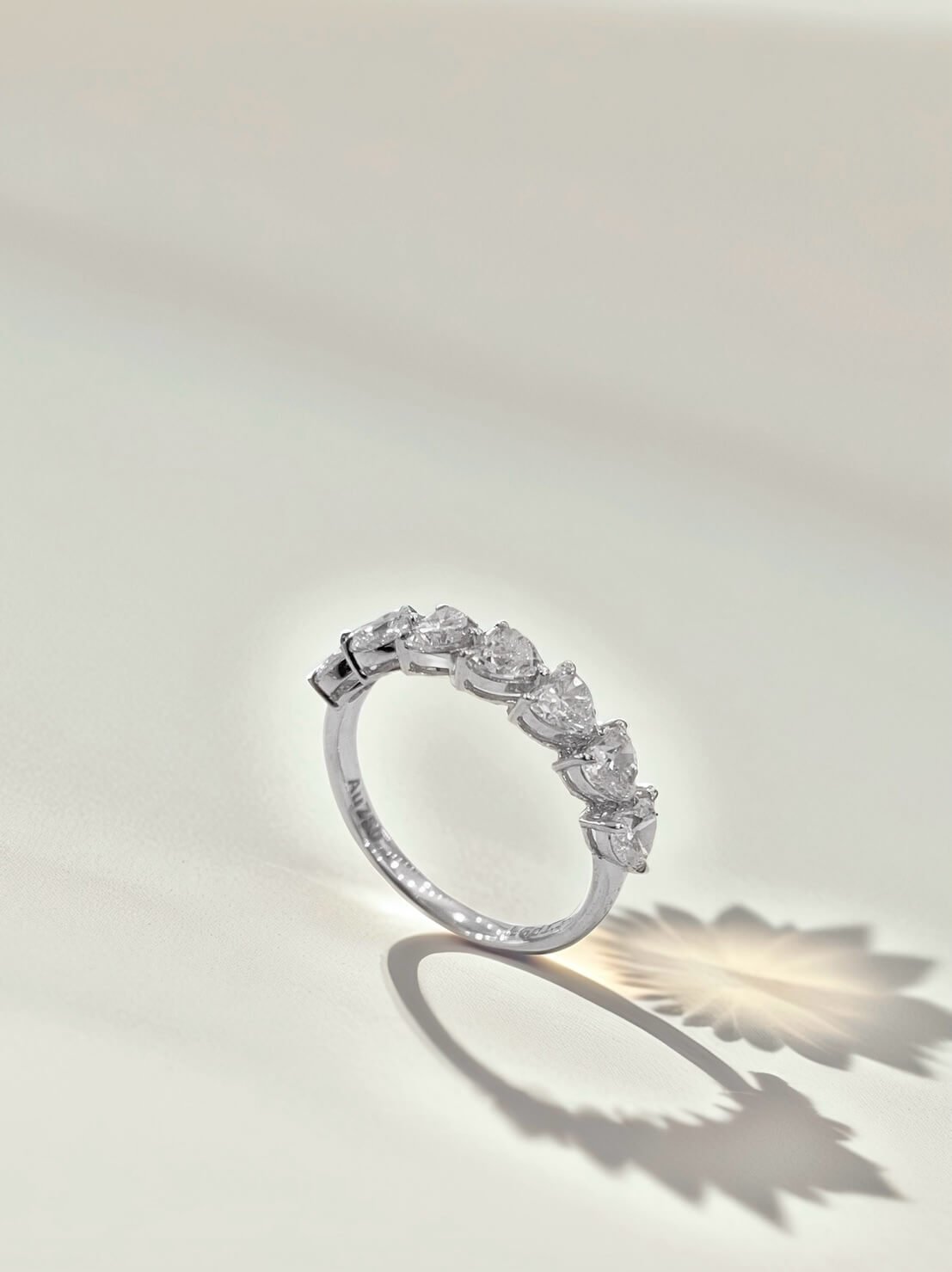 Hartvormige, in het laboratorium gekweekte diamanten jubileum trouwring