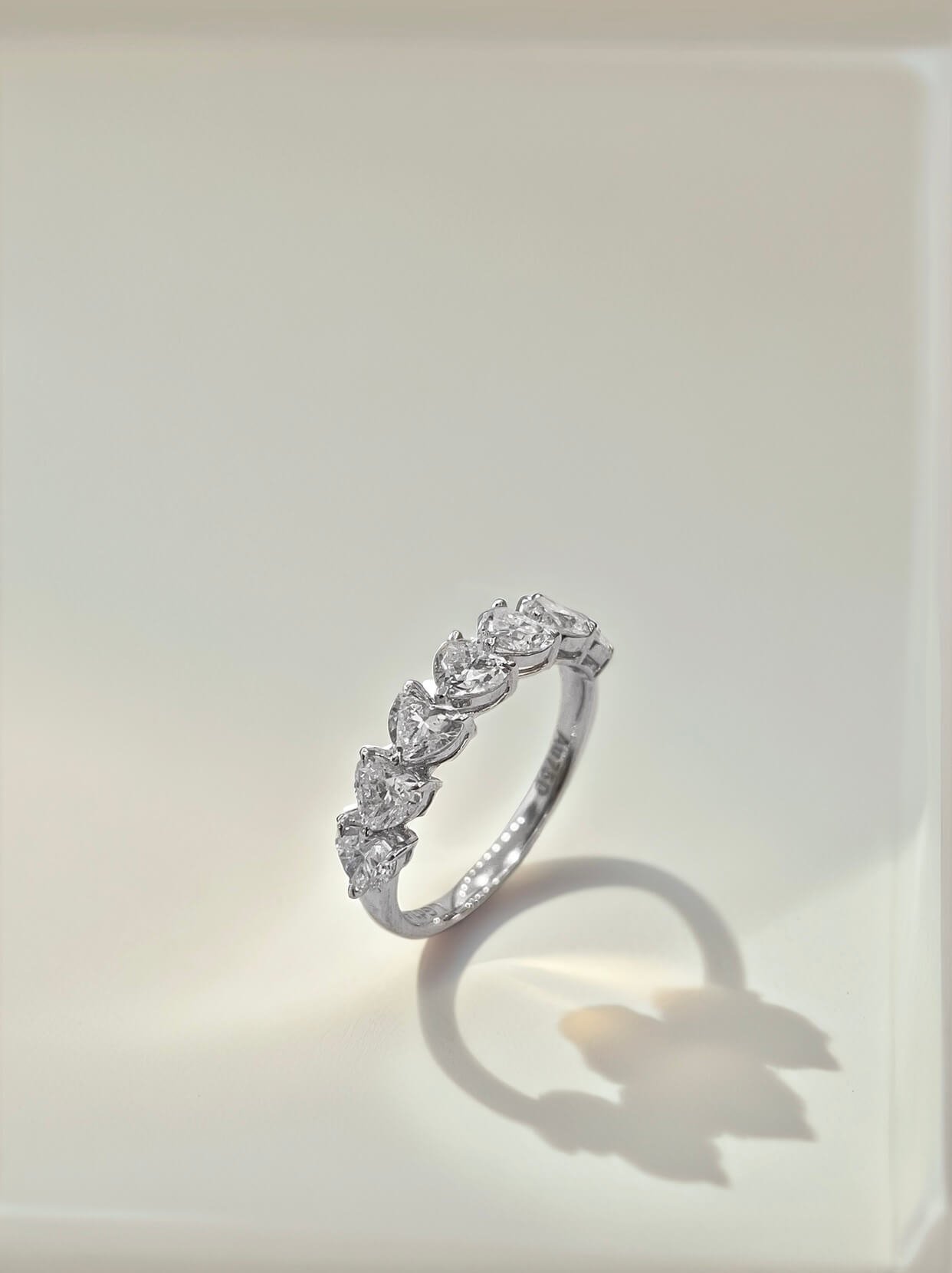 Hartvormige, in het laboratorium gekweekte diamanten jubileum trouwring