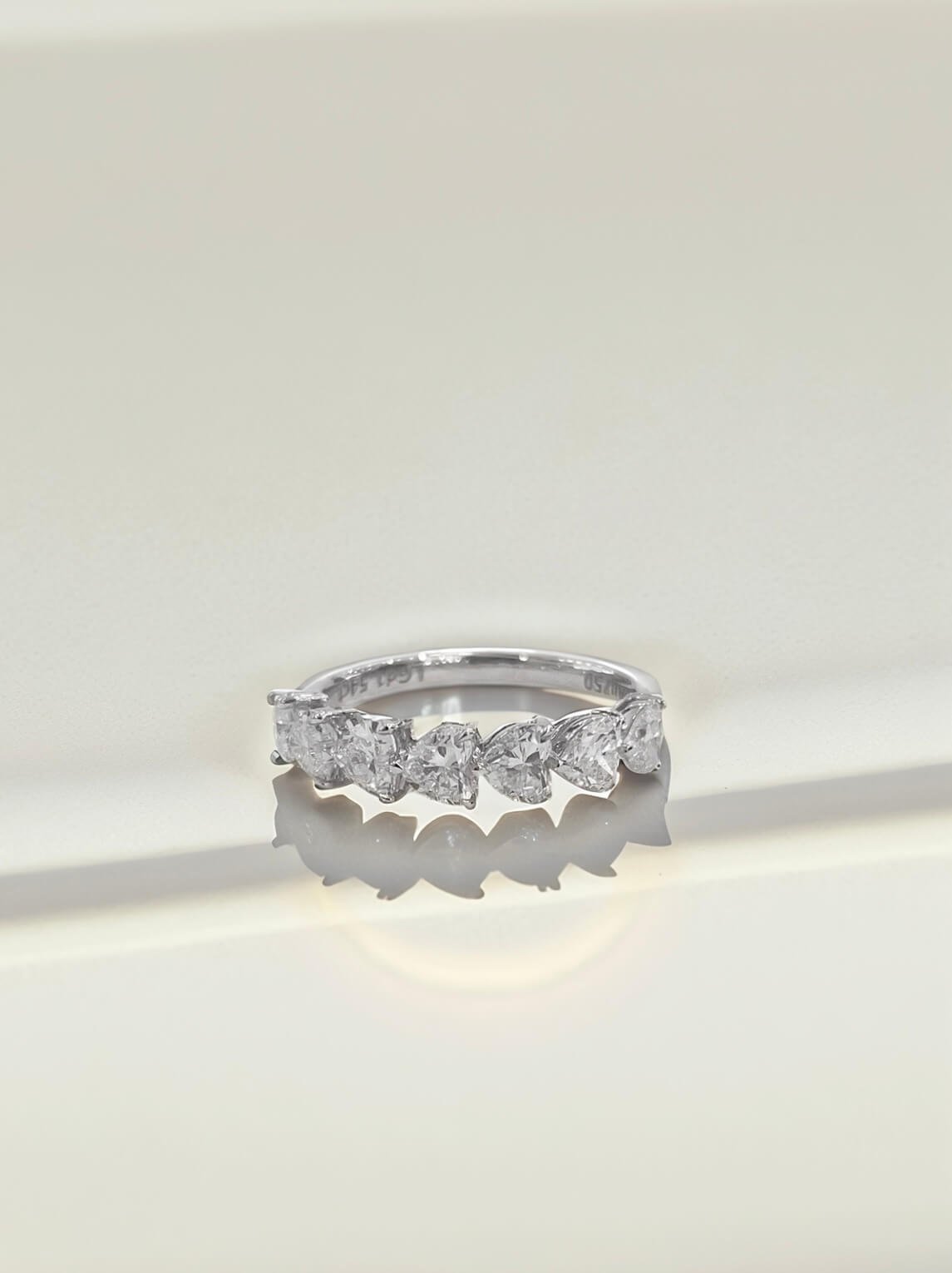 Hartvormige, in het laboratorium gekweekte diamanten jubileum trouwring