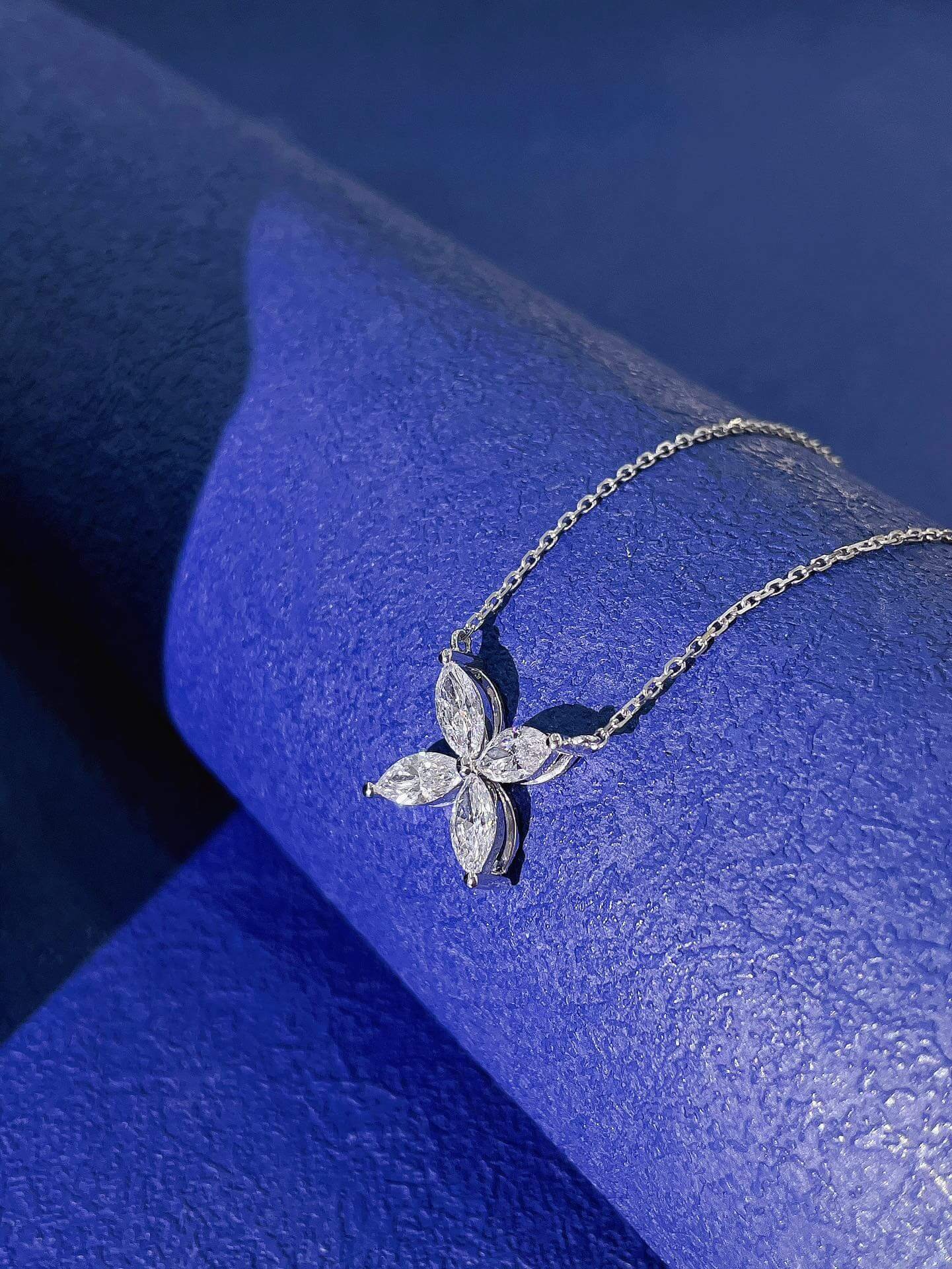 Halskette mit Diamantanhänger in Form eines vierblättrigen Kleeblatts im Marquise-Schliff Halskette mit Diamantanhänger in Form eines vierblättrigen Kleeblatts im Marquise-Schliff