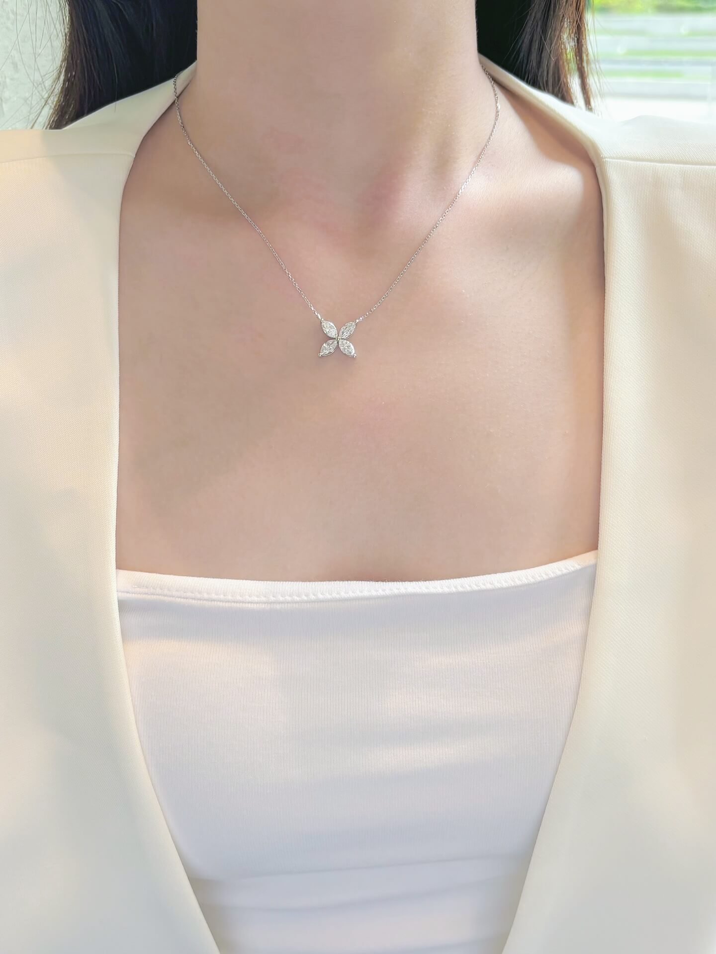Halskette mit Diamantanhänger in Form eines vierblättrigen Kleeblatts im Marquise-Schliff Halskette mit Diamantanhänger in Form eines vierblättrigen Kleeblatts im Marquise-Schliff