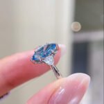 Marquise geslepen, in het laboratorium gekweekte blauwe diamanten verlovingsring met drie stenen