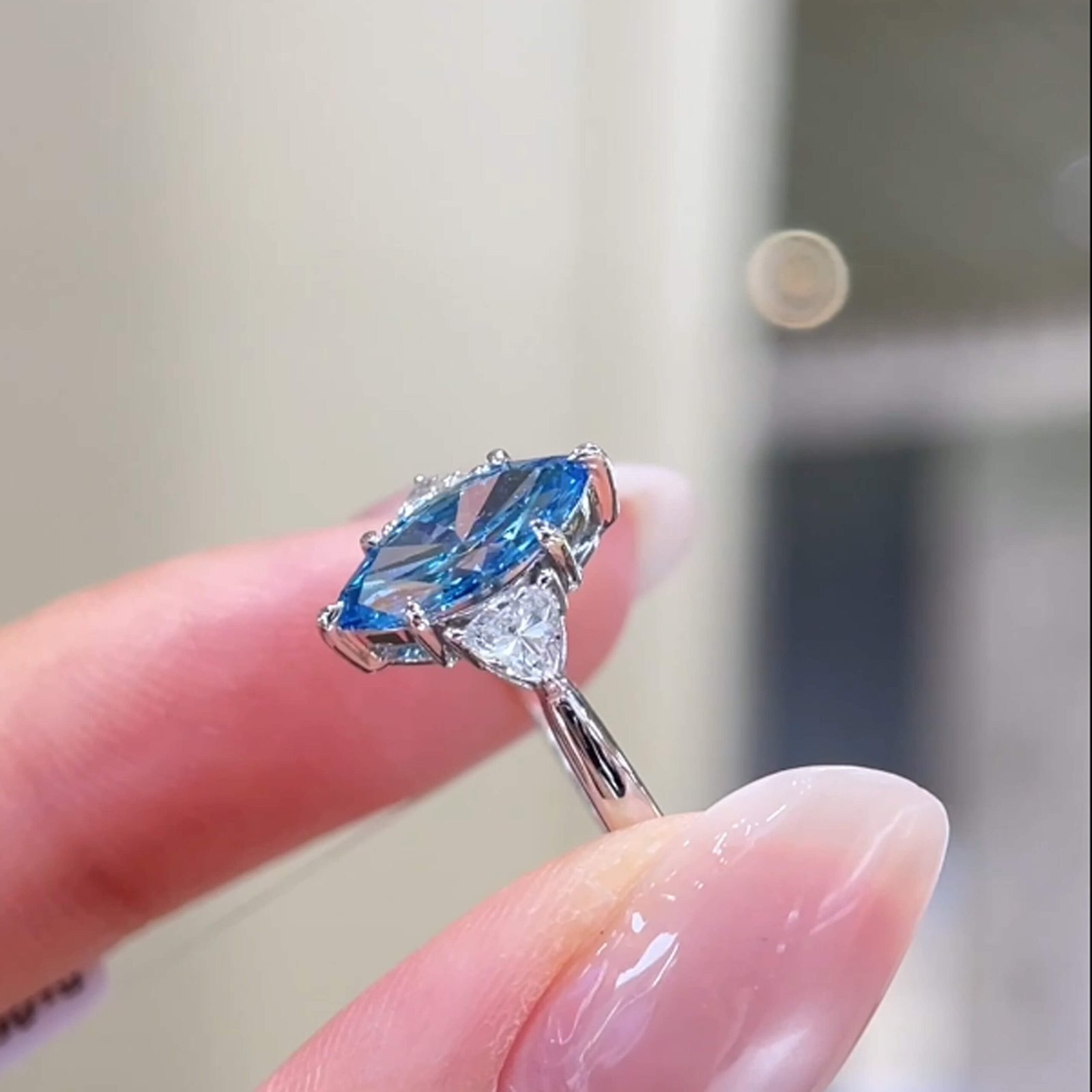 Anel de noivado com três diamantes azuis cultivados em laboratório com lapidação marquise. Anel de noivado com três diamantes azuis cultivados em laboratório com lapidação marquise.