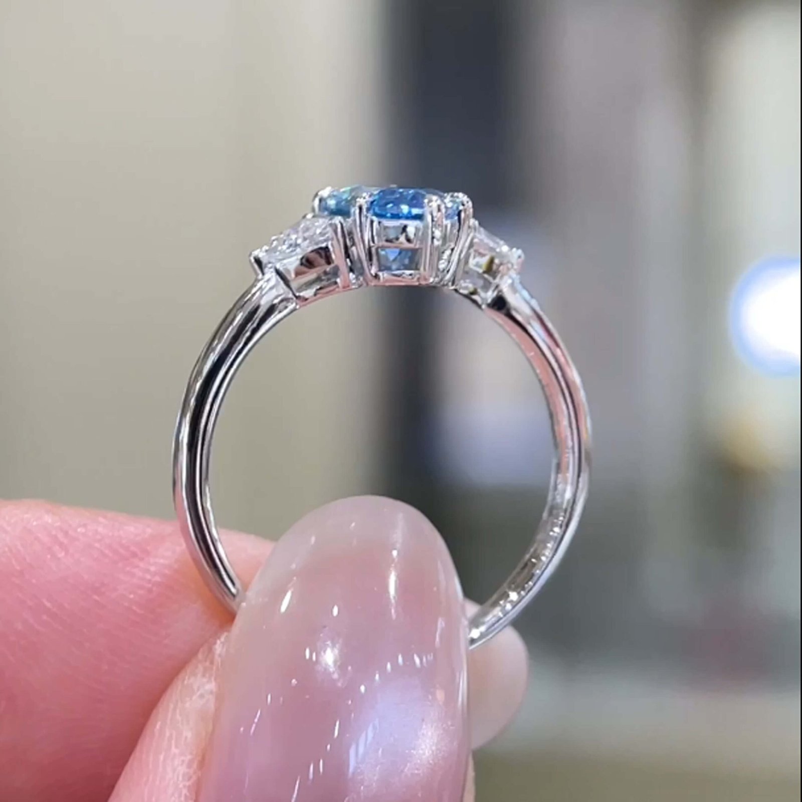 Anel de noivado com três diamantes azuis cultivados em laboratório com lapidação marquise. Anel de noivado com três diamantes azuis cultivados em laboratório com lapidação marquise.