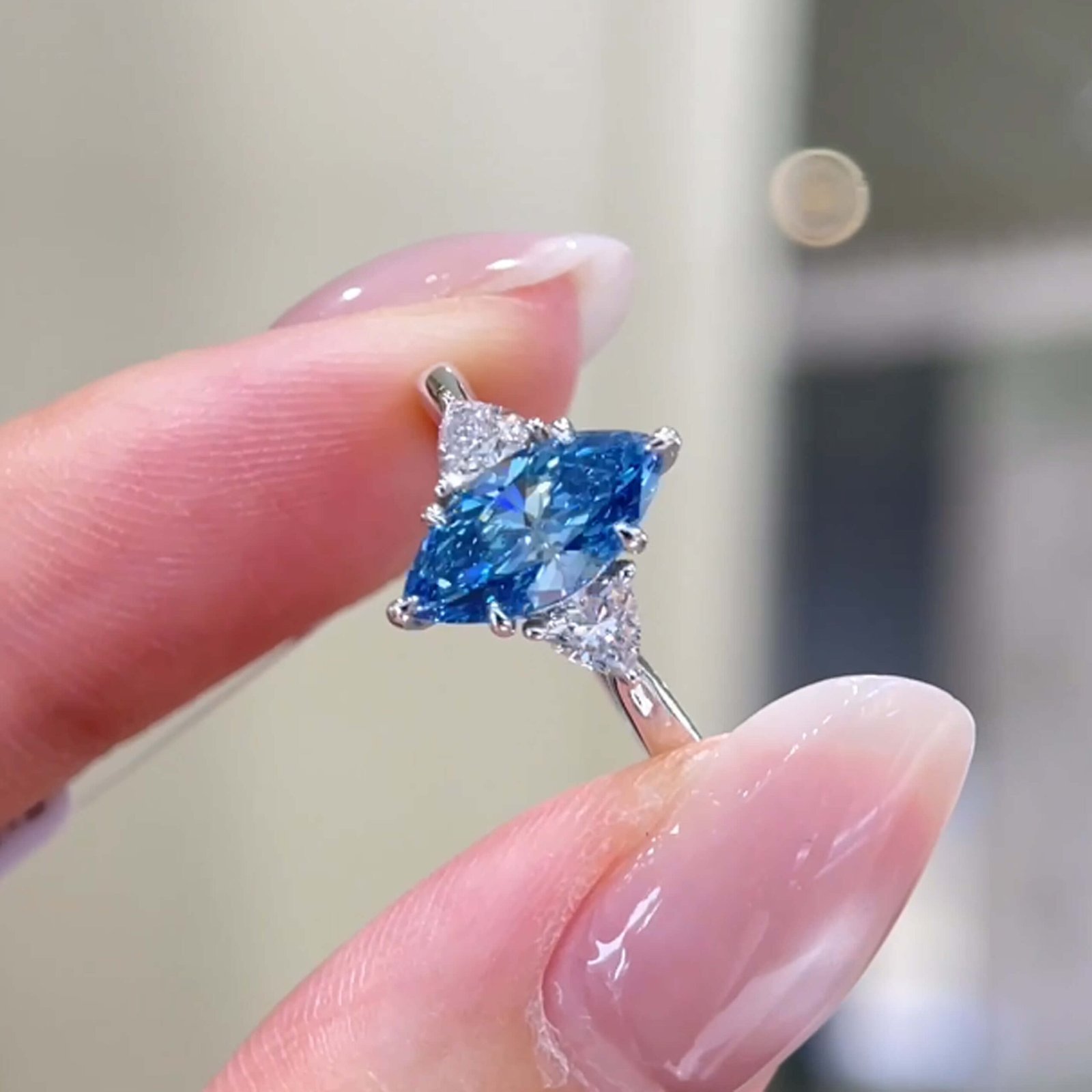 Anel de noivado com três diamantes azuis cultivados em laboratório com lapidação marquise. Anel de noivado com três diamantes azuis cultivados em laboratório com lapidação marquise.