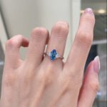 Marquise geslepen, in het laboratorium gekweekte blauwe diamanten verlovingsring met drie stenen