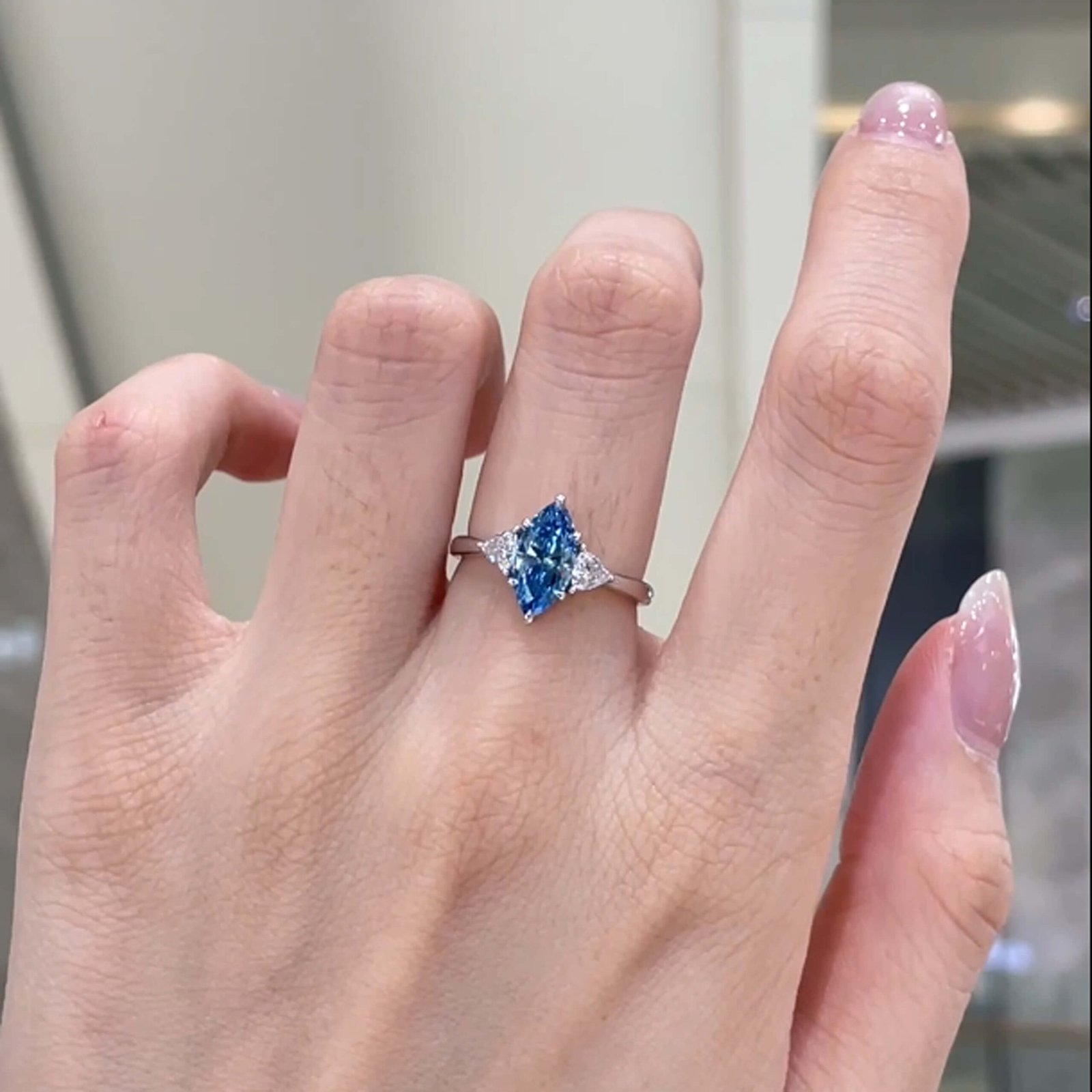 Anel de noivado com três diamantes azuis cultivados em laboratório com lapidação marquise. Anel de noivado com três diamantes azuis cultivados em laboratório com lapidação marquise.