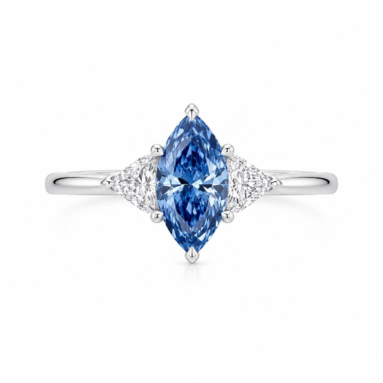 Anel de noivado com três diamantes azuis cultivados em laboratório com lapidação marquise. Anel de noivado com três diamantes azuis cultivados em laboratório com lapidação marquise.