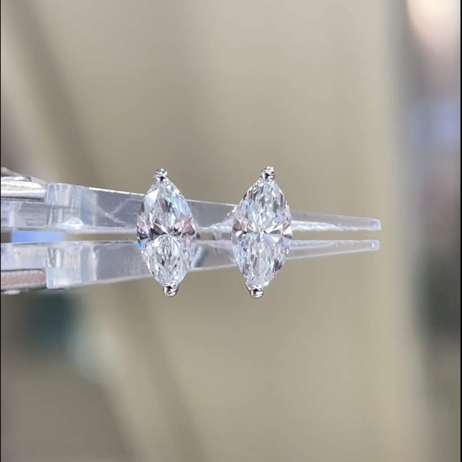Oorbellen met marquise geslepen, in het laboratorium gekweekte diamanten.
