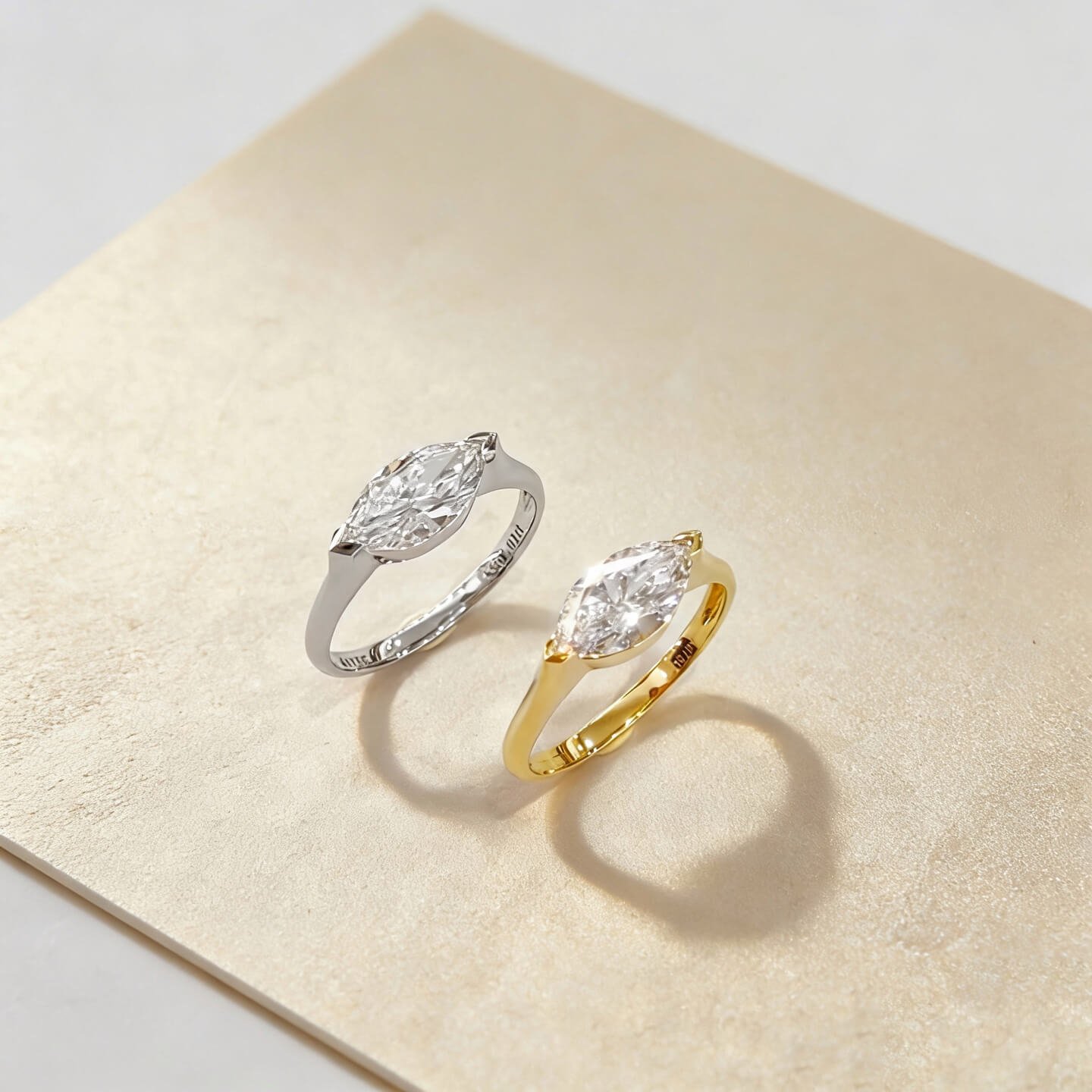 Anello di fidanzamento con diamante sintetico taglio marquise. Anello di fidanzamento con diamante sintetico taglio marquise.