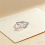 Marquise cut lab grown diamond engagement ring 2 Anello di fidanzamento con diamante sintetico taglio marquise.