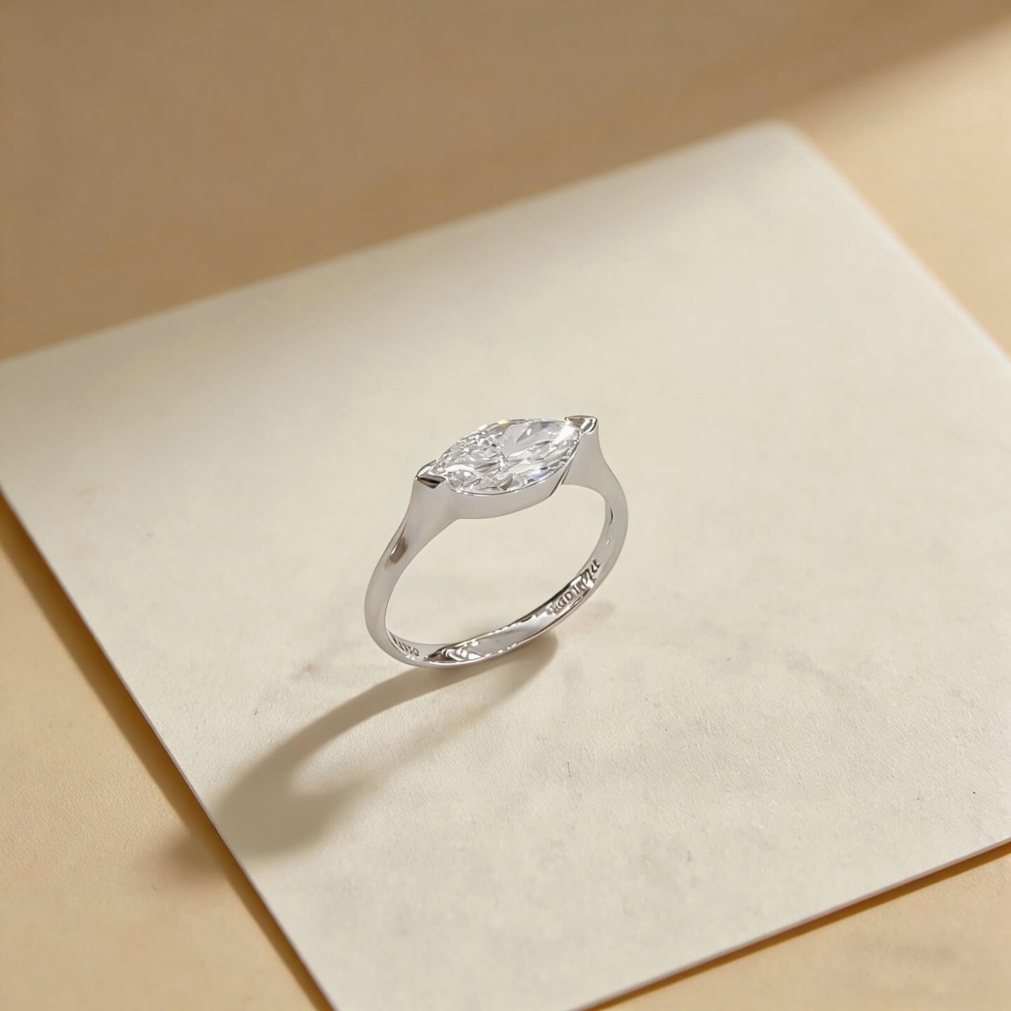 Anello di fidanzamento con diamante sintetico taglio marquise. Anello di fidanzamento con diamante sintetico taglio marquise.