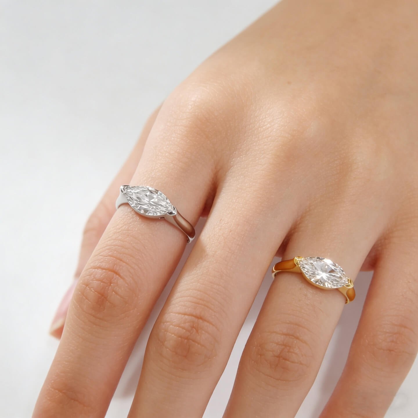Anello di fidanzamento con diamante sintetico taglio marquise. Anello di fidanzamento con diamante sintetico taglio marquise.