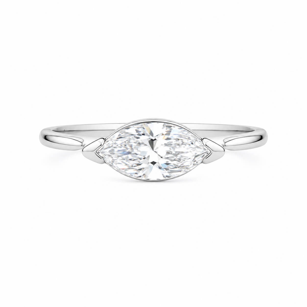 Anello di fidanzamento con diamante sintetico taglio marquise. Anello di fidanzamento con diamante sintetico taglio marquise.