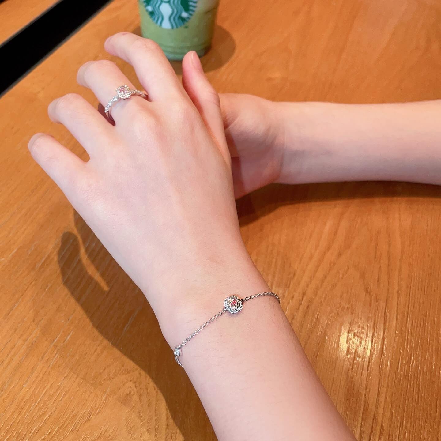 Armband met kussenslijpsel en in het laboratorium gekweekte roze diamanten Armband met kussenslijpsel en in het laboratorium gekweekte roze diamanten