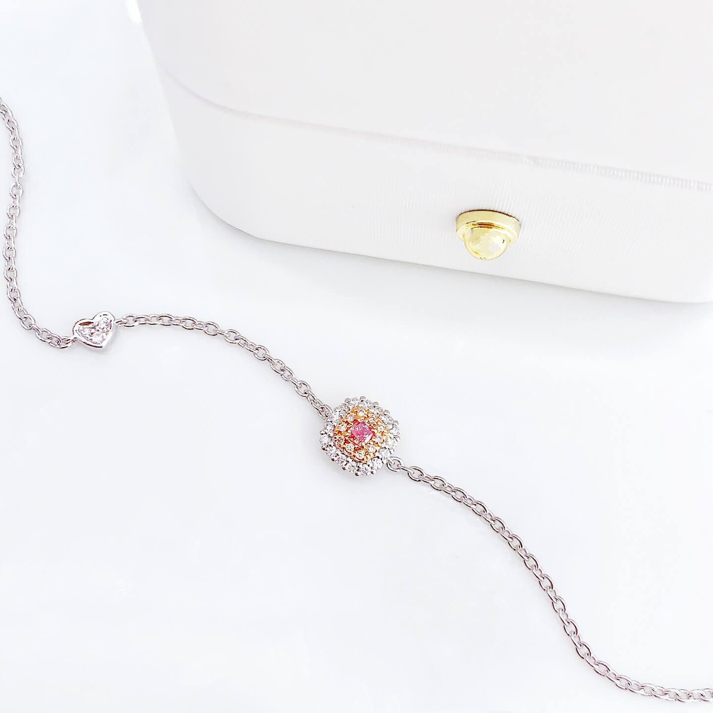 Armband met kussenslijpsel en in het laboratorium gekweekte roze diamanten Armband met kussenslijpsel en in het laboratorium gekweekte roze diamanten