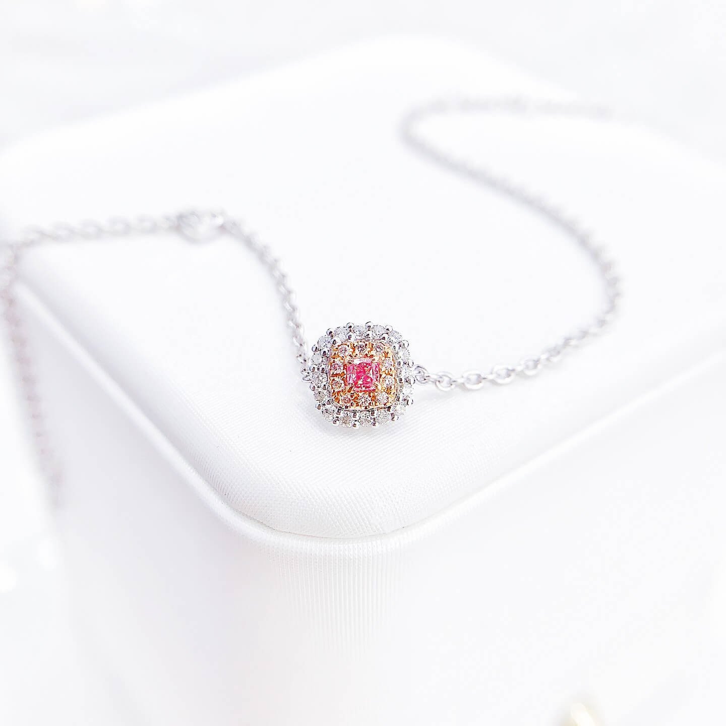 Armband met kussenslijpsel en in het laboratorium gekweekte roze diamanten Armband met kussenslijpsel en in het laboratorium gekweekte roze diamanten