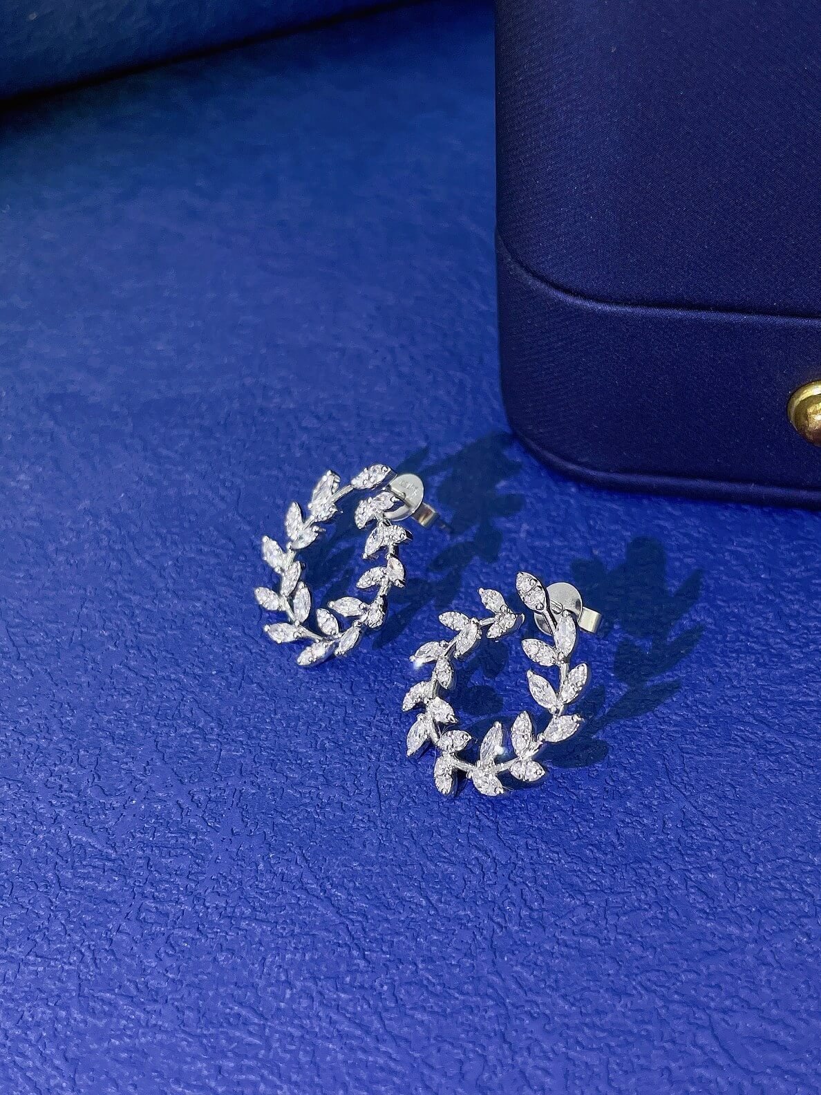 Brincos de pino com diamante cultivado em laboratório em formato de azeitona, lapidação marquise.