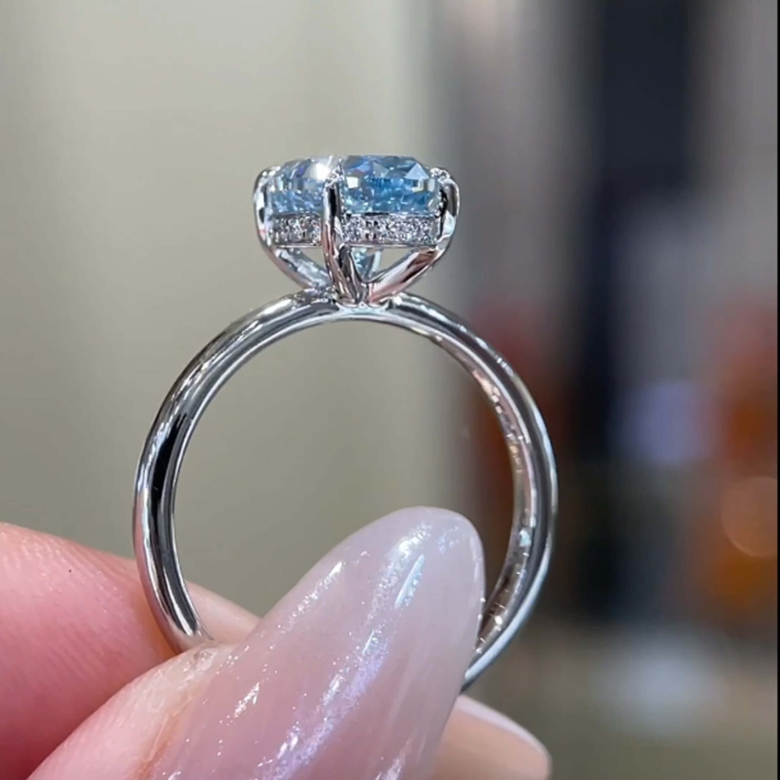 Ovaal geslepen, in het laboratorium gekweekte blauwe diamanten verlovingsring