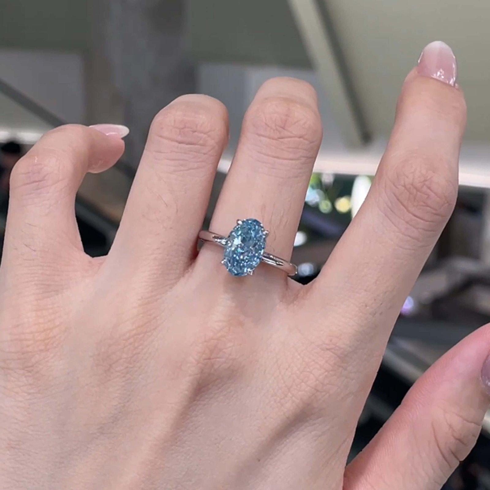Ovaal geslepen, in het laboratorium gekweekte blauwe diamanten verlovingsring