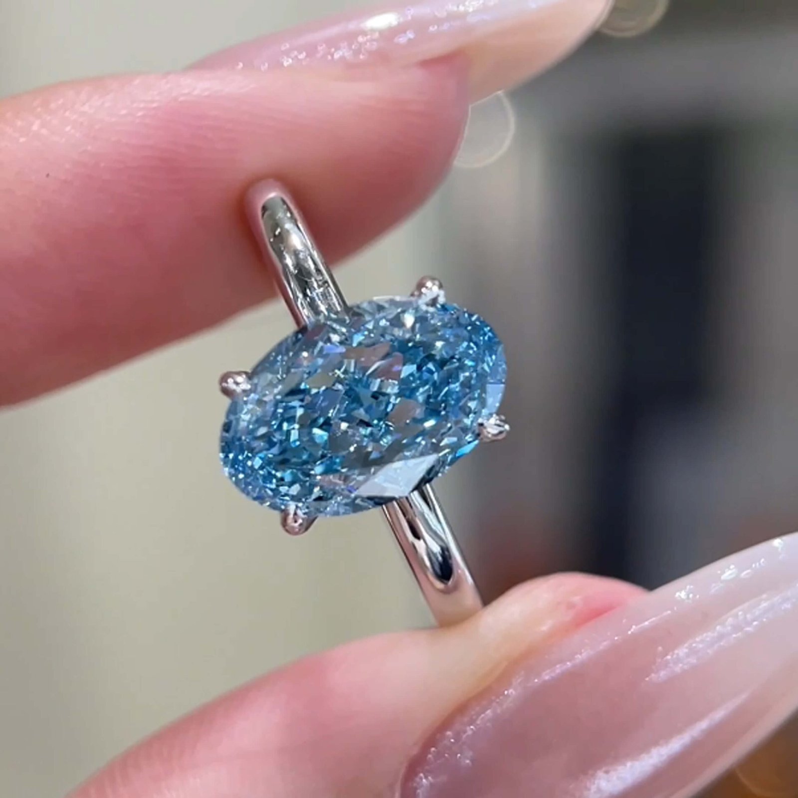 Ovaal geslepen, in het laboratorium gekweekte blauwe diamanten verlovingsring