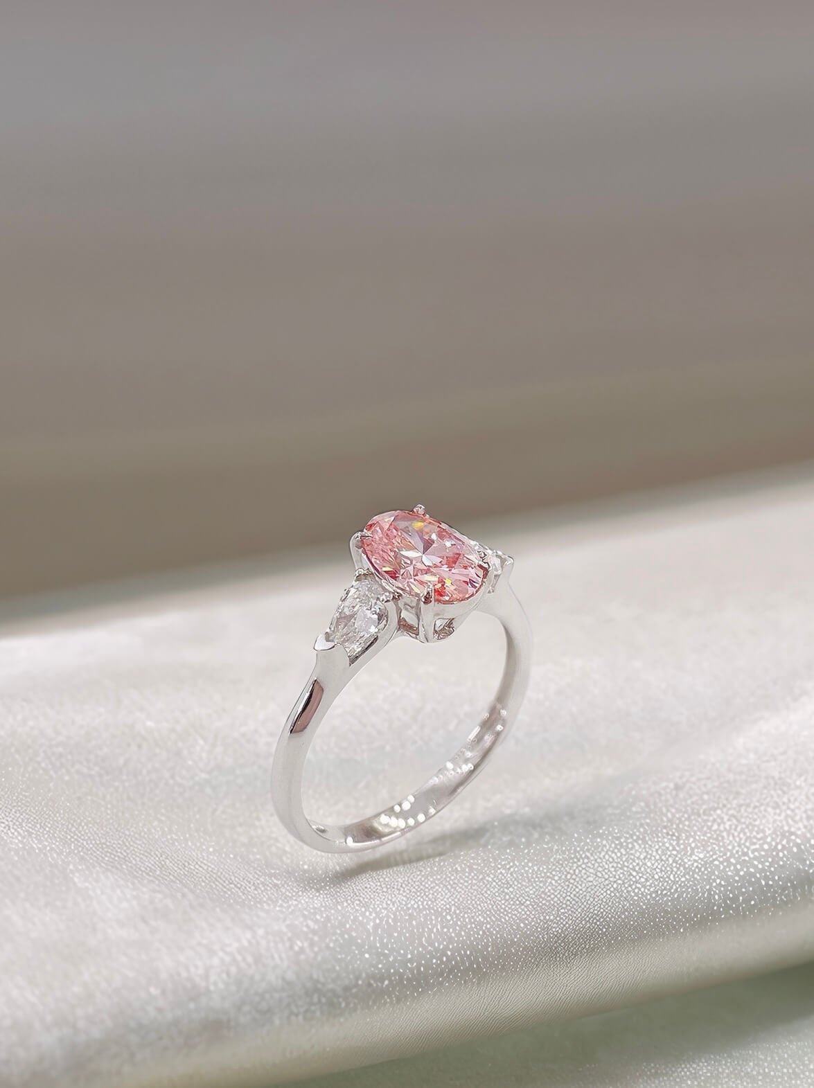 Anillo de compromiso de tres piedras con diamantes rosas cultivados en laboratorio y talla ovalada Anillo de compromiso de tres piedras con diamantes rosas cultivados en laboratorio y talla ovalada